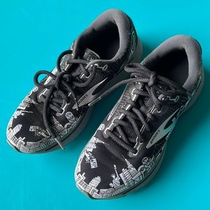 Women’s size 7 Brooks Ghost 14 New York tennis shoes
